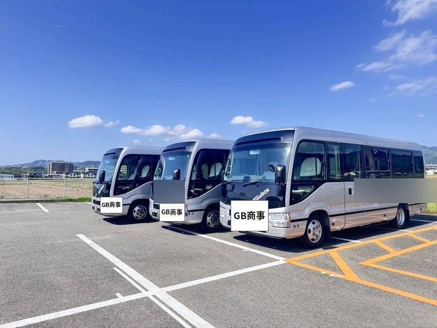 包車車隊三台巴士停靠